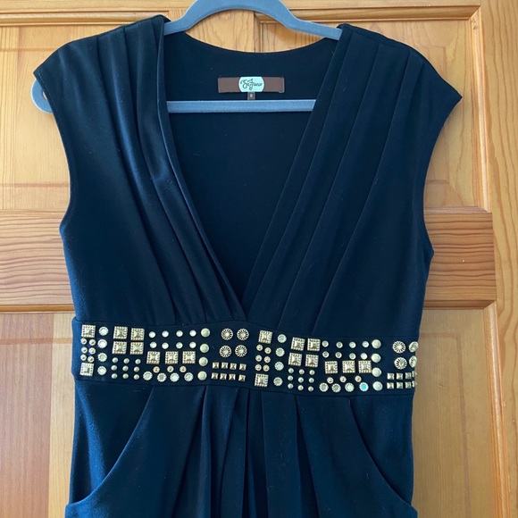 Black v-neck with studded waistline - Picture 2 of 3